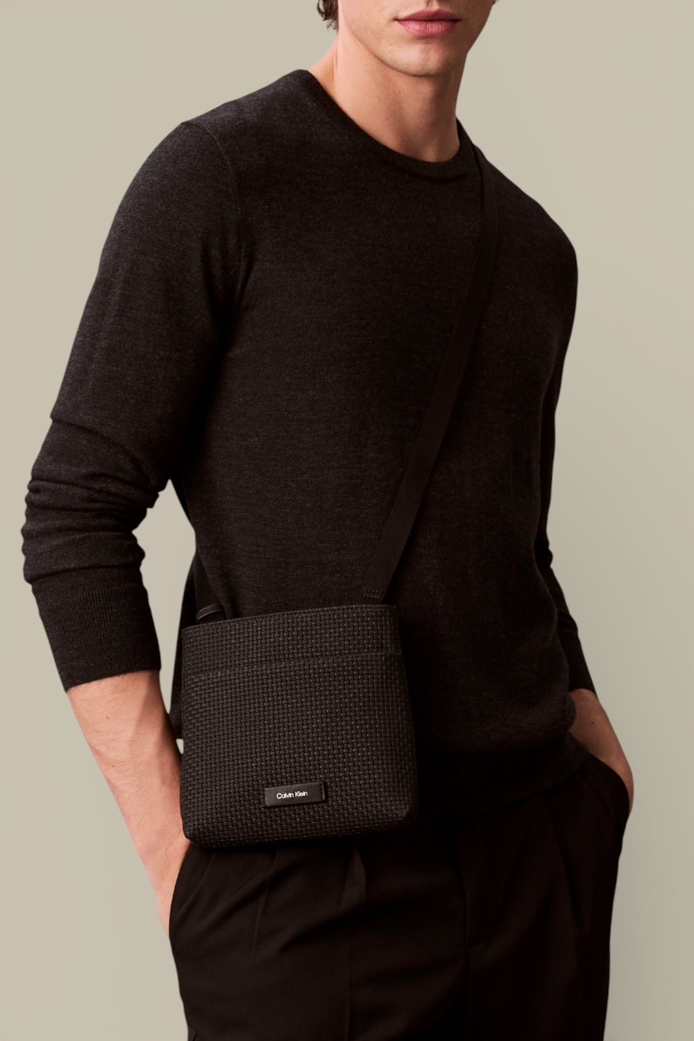 תמונת כל הלוק של תיק קרוסבודי